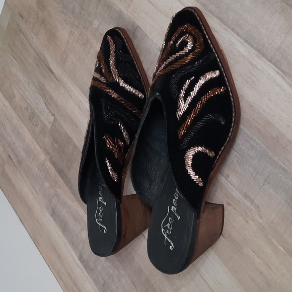 New Free People Anya Velvet Embroidered Mules - Picture 9 of 15